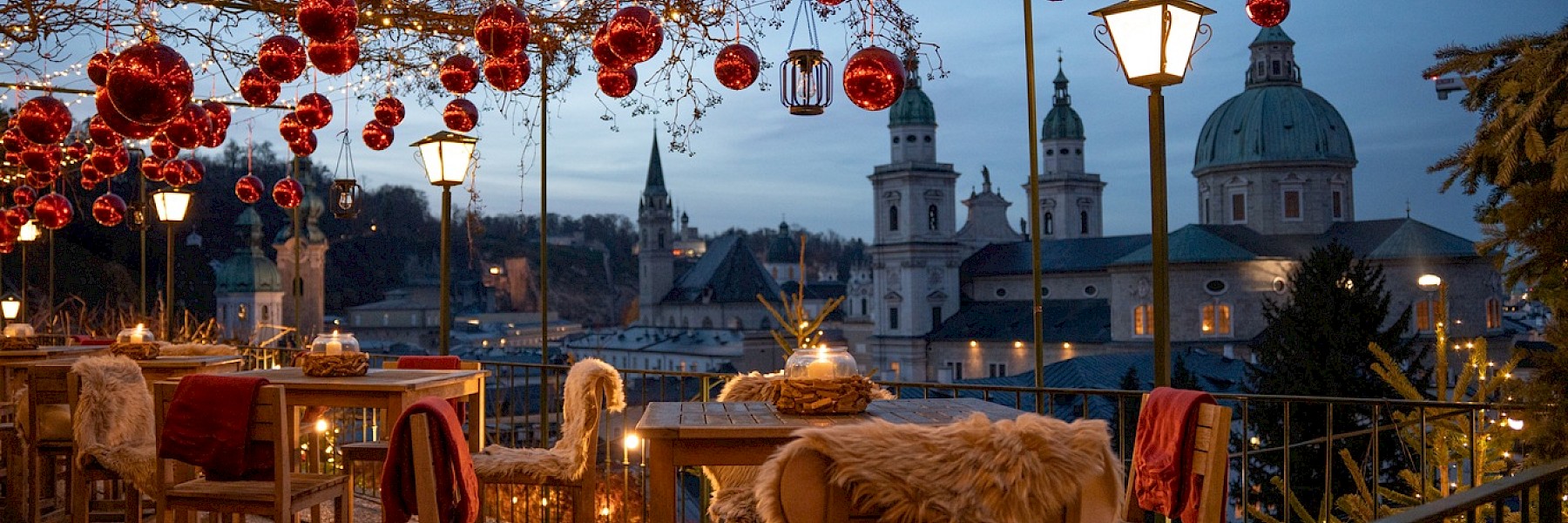 Inmitten eines reifen Gerstenfeldes stehen mehrere Flaschen des beliebten „Salzburger Stiegl Goldbräu“ in einem Fass mit rotem Innenrand. Die Szene symbolisiert die enge Verbindung zwischen regionaler Braukunst und den natürlichen Rohstoffen, aus denen das Bier gebraut wird. Die grün-goldenen Flaschen mit dem markanten roten Etikett heben sich leuchtend vom goldgelben Kornfeld ab. Dieses Bild steht für Handwerk, Qualität und Tradition – ein stimmungsvolles Motiv, das die Authentizität und Bodenständigkeit der Stiegl-Brauerei auf bildhafte Weise unterstreicht.